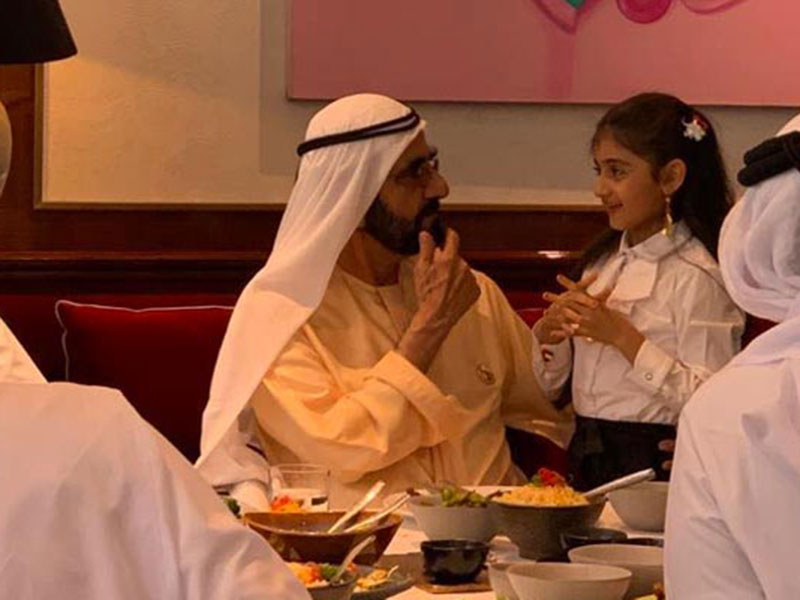 الشيخ محمد بن راشد يزور مطعماً جديداً في مركز دبي المالي العالمي